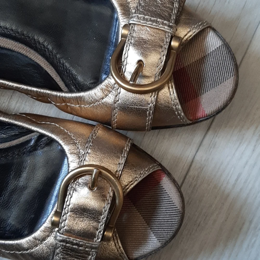 Burberry gold open toed  flats - Picture 3 of 8